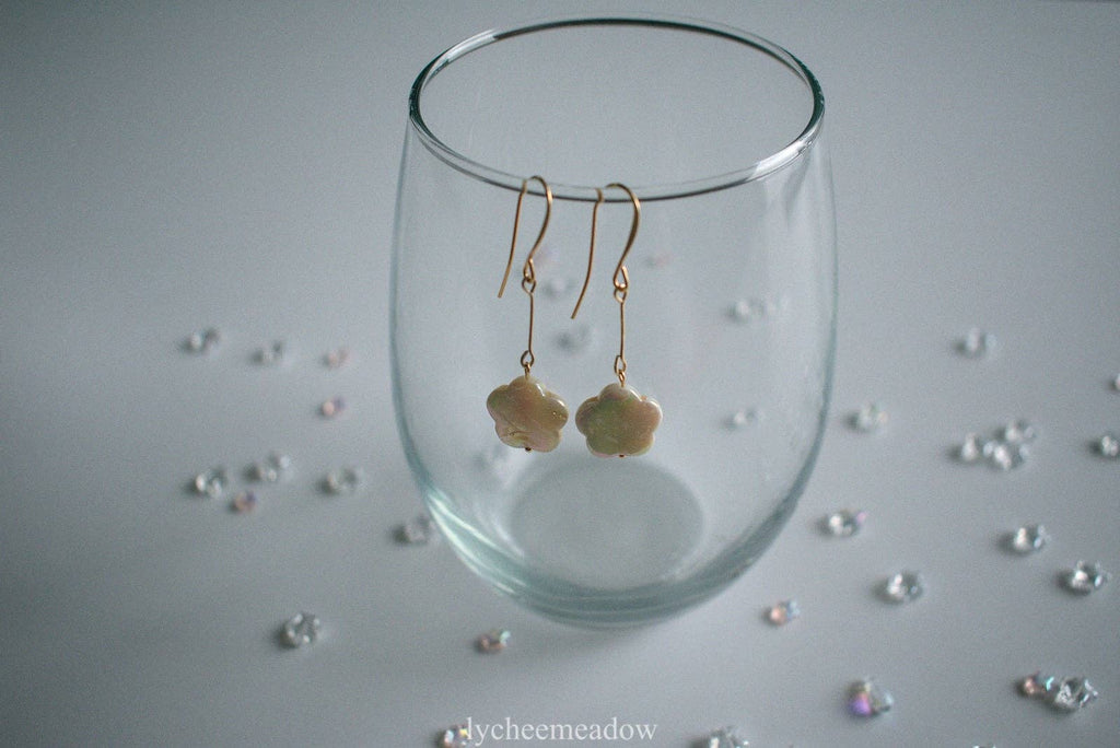 Flower Shell Earrings Dangle Cream