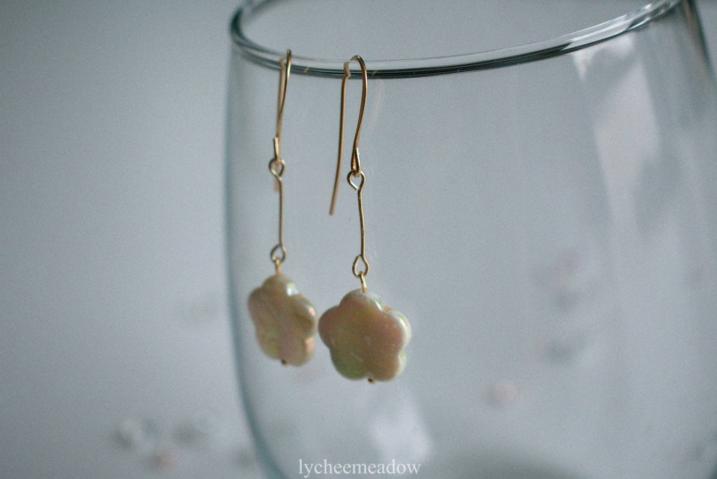 Flower Shell Earrings Dangle Cream