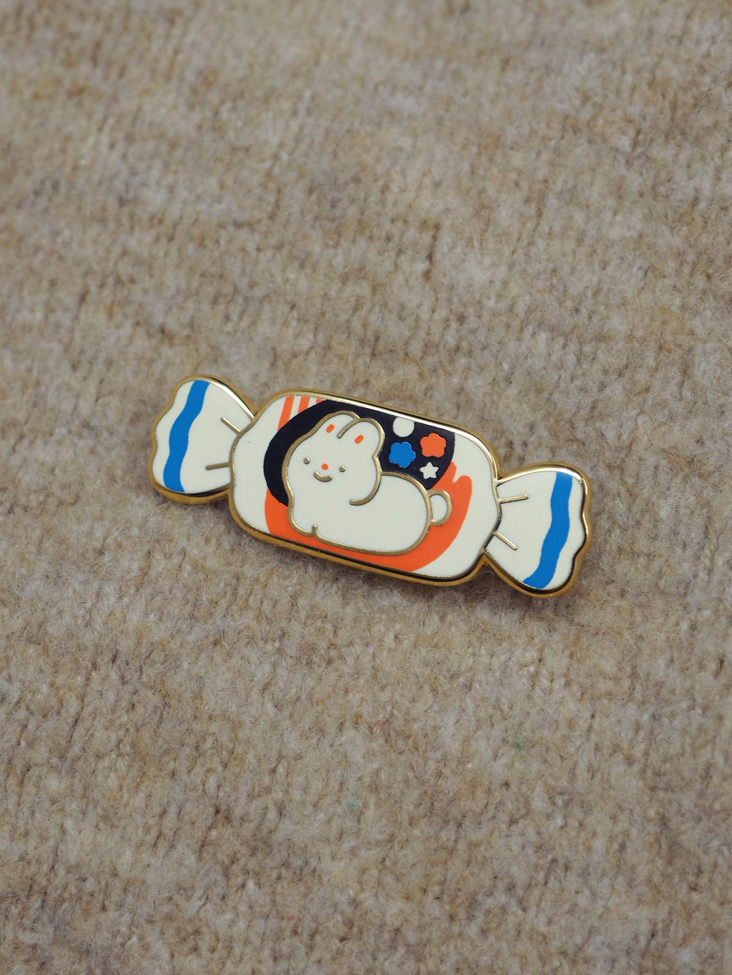 White rabbit • enamel pin